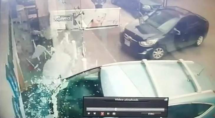 النشرة: سيارة تجتاح واجهة صيدلية في عبرا شرق صيدا