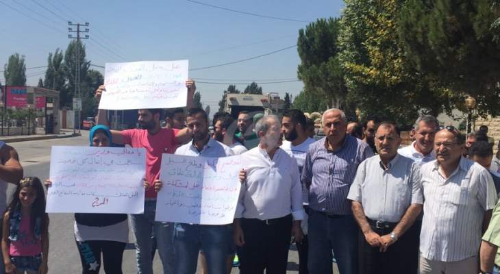 النشرة: اعتصام في بلدة المرج احتجاجاً على حرق مكب النفايات في قب الياس