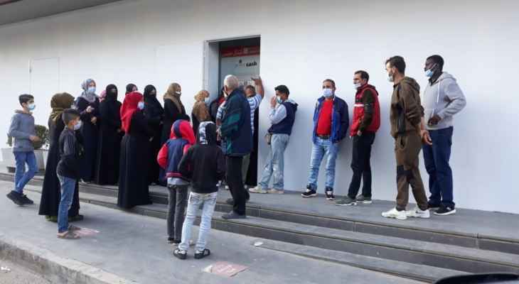 النشرة: نازحون سوريون اصطفوا أمام البنك اللبناني الفرنسي بالنبطية لسحب المبالغ المرسلة لهم بعد اعلان بعثات الامم المتحدة تعليق تقديم المساعدات