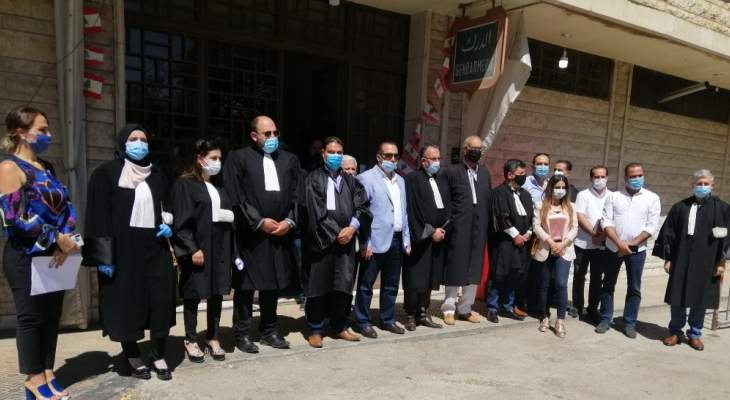 احتجاج لمحامين أمام قصر عدل بعلبك للمطالبة بتنفيذ مراسيم تعديل الملاك القضائي