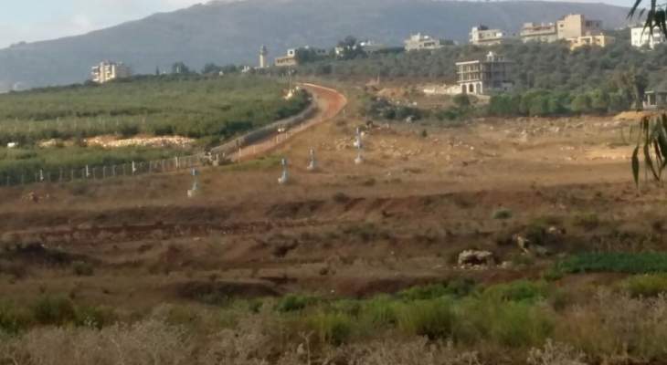 النشرة: دورية إسرائيلية تمشط الطريق العسكري المحاذي للسياج الحدودي
