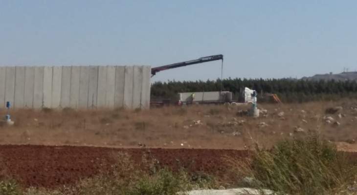 النشرة: الجيش الاسرائيلي يواصل بناء الجدار في منطقة المحافر خراج العديسة