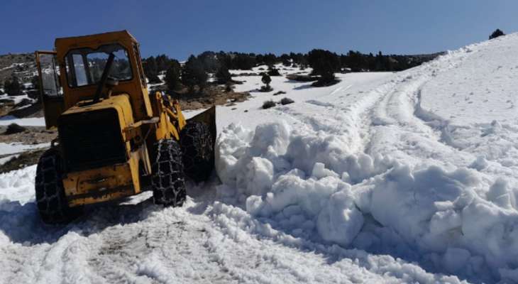 وزارة الاشغال باشرت فتح طريق القموعة -الشنبوق- القبيات المقفلة بالثلوج