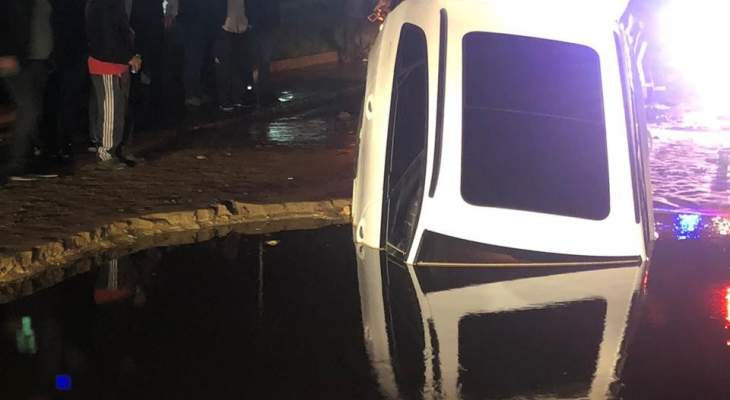 سقوط سيارة في حفرة محلة انطلياس- الطريق البحرية نتيجة إنفجار مجرور مياه