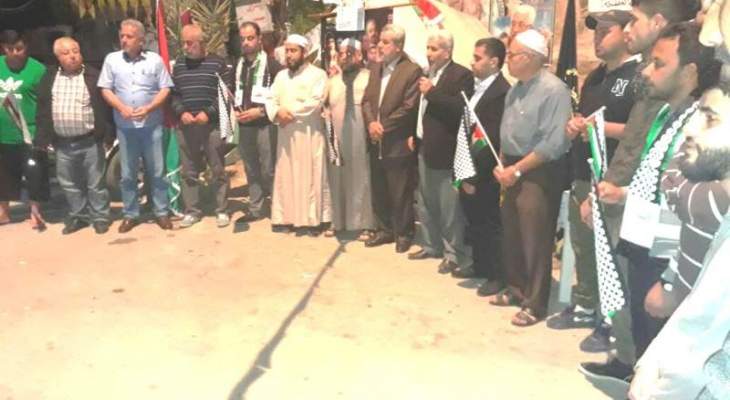  النشرة: استمرار قطع الطريق على مدخل مخيم الرشيدية احتجاجا على قرارات وزارة العمل