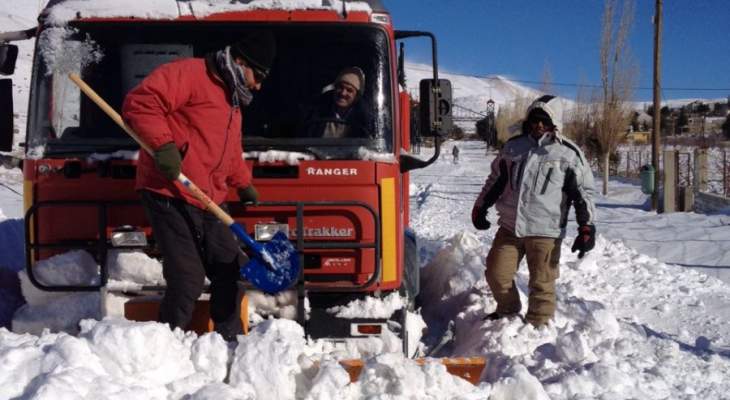 الدفاع المدني: انقاذ مواطنين احتجزتهم الثلوج بسياراتهم في عيون السيمان
