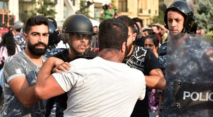 تجدد التدافع بين القوى الأمنية والمتظاهرين أمام ثكنة الحلو