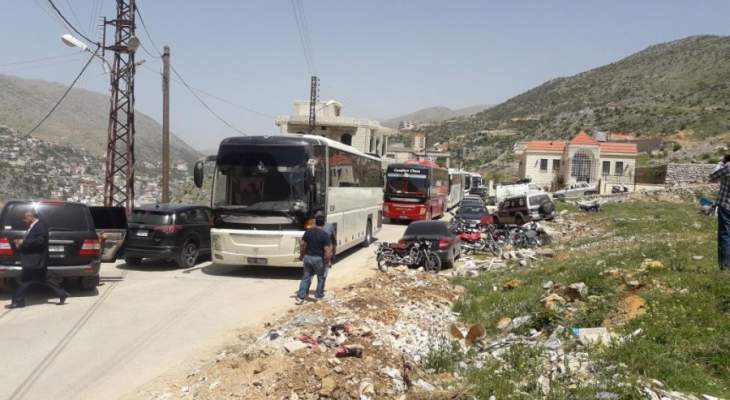 النشرة: وصول الحافلات التي تقل النازحين السوريين من لبنان الى بيت جن