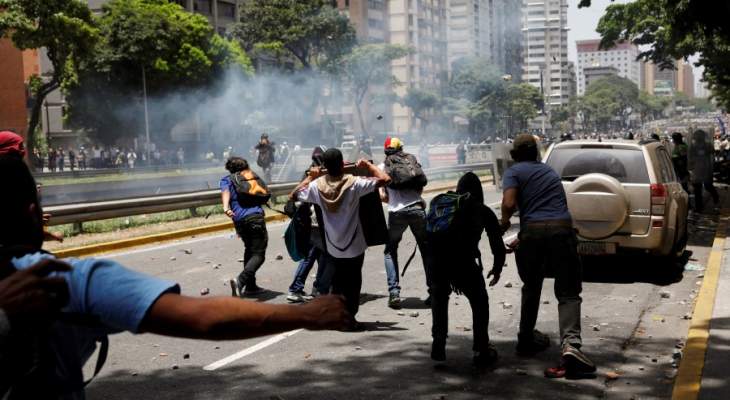 اشتباكات عنيفة بين الشرطة الفنزويلية ومتظاهرين معارضين لرئيس فنزويلا