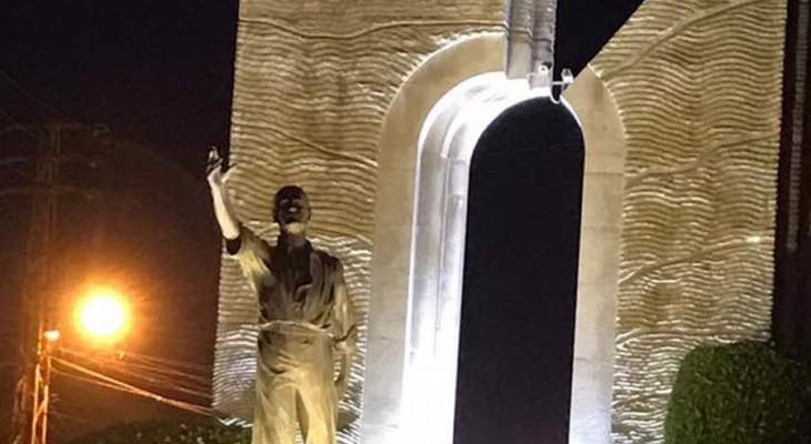 سقوط تمثال بيار الجميّل في بكفيا بسبب العاصفة الرملية 