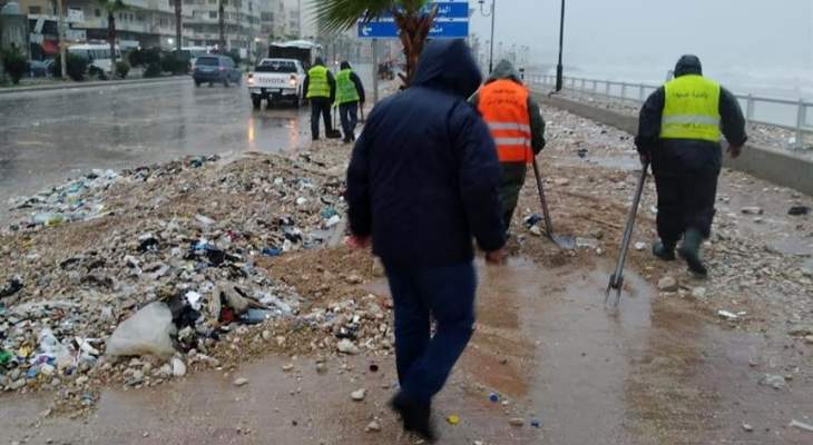 فرق طوارئ وورش بلدية صيدا رفعت أضرار العاصفة من المدينة 