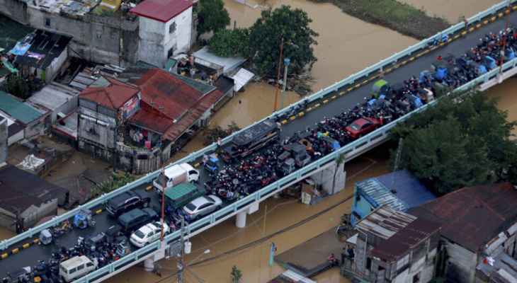 أمطار غزيرة تسببت بمقتل 4 أشخاص وسقوط 12 سيارة في النهر في الفلبين