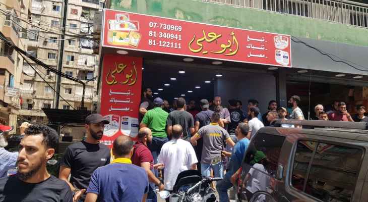 "النشرة": احتشاد لعشرات من ابناء صيدا امام مكتب صاحب مولد احتجاجاً على التعرض للشيخ عثمان حنينة خلال اشكال