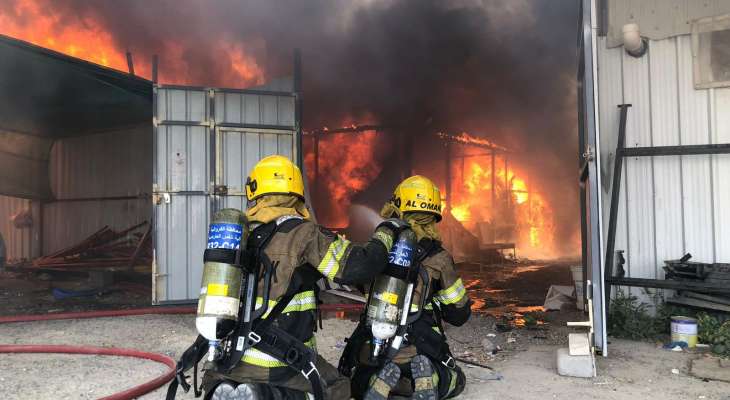 فرق الإطفاء الكويتية تتعامل مع حريق هائل في سوق الخيام في منطقة الري