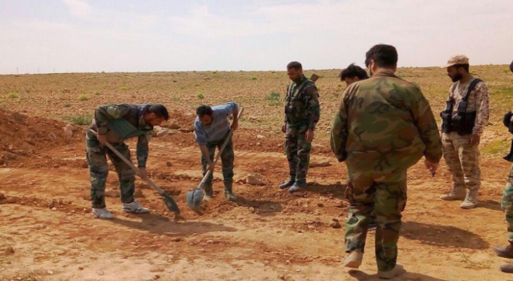 العثور على عشرات الجثث داخل مقبرة جماعية في مدينة الرقة السورية