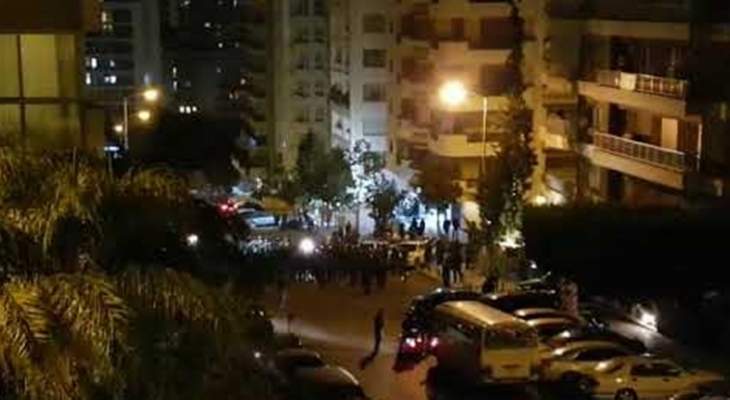 تجمع عدد من المحتجين أمام منزل حسان دياب في تلة الخياط