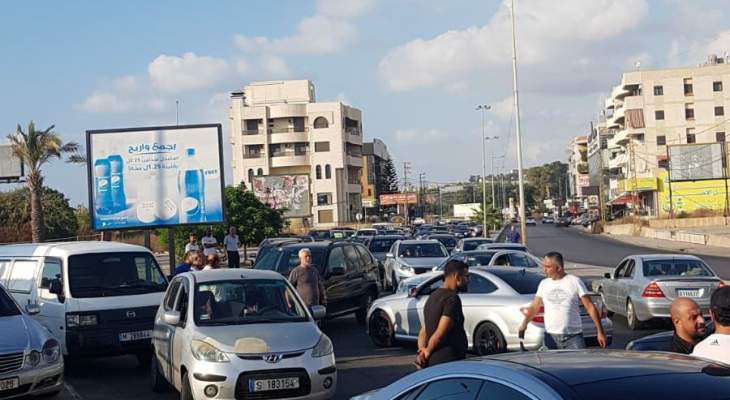 النشرة: قطع السير على الأوتوستراد ‏الشرقي ‏بصيدا مقابل ‏محطة ‏الكيلاني لعدم تزويدها السيارات البنزين
