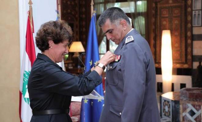 السفيرة الفرنسية كرمت اللواء عثمان وقلدته وِسام جوقة الشرف الوطني من رتبة فارس