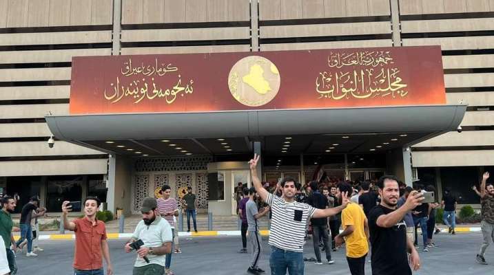 متظاهرون اقتحموا مبنى البرلمان العراقي احتجاجا على ترشيح محمد السوداني لرئاسة الحكومة