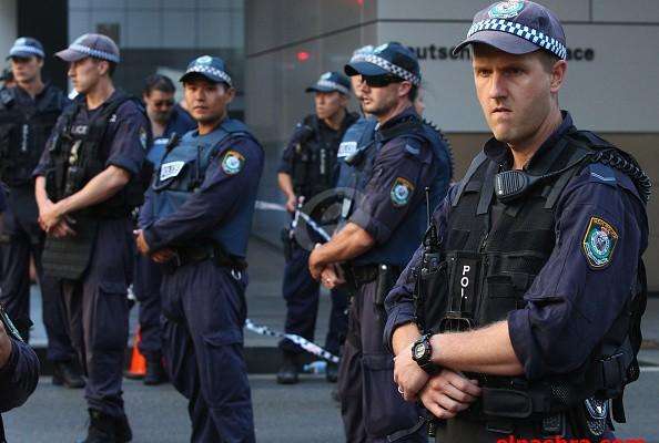 الشرطة الاسترالية اعتقلت رجلا عقب تقارير عن تعرض عدد من الأشخاص للطعن في غرب سيدني