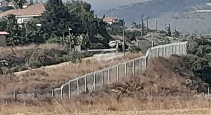 النشرة: دورية إسرائيلية تفقدت الطريق العسكري بمحاذاة الجدار العازل جنوبًا تزامنًا مع دوريات للجيش واليونيفيل