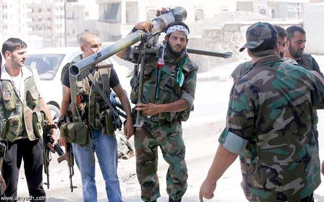معارضون سوريون يلقون سلاحهم والمئات يحتمون بالجماعات المتطرفة