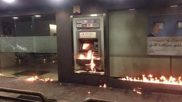 إحراق واجهة بنك الاعتماد اللبناني بكسروان
