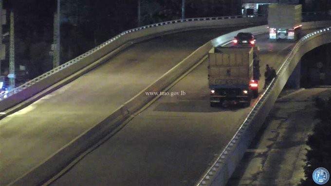 التحكم المروري: تعطل شاحنة على جسر الكولا