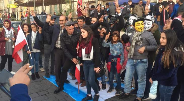 النشرة: بدء تجمع المحتجين على الوضع المعيشي في ساحة المطران بعلبك