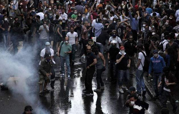 اشتباكات بين الطلبة في جامعة أتاتورك بمدينة آرضرورم بتركيا
