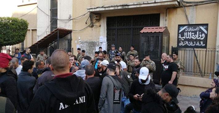 محتجون يعتصمون امام مبنى مالية طرابلس ويمنعون الموظفين من الدخول