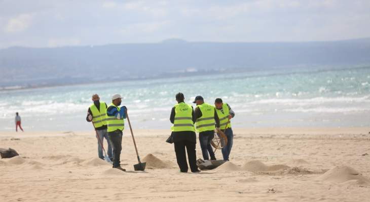 موظفو شركة مراد للخدمات الكهربائية يساهمون في تنظيف شاطئ محمية صور الطبيعية