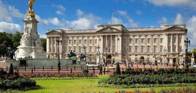 الشرطة البريطانية تعتقل شخصا آخر يحمل سكينا أمام قصر باكنغهام في لندن