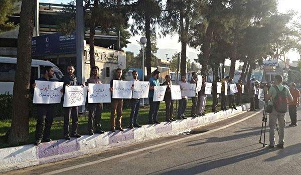 تجمع طلابي في مطار &quot;مهرآباد&quot; احتجاجا على زيارة فابيوس الى ايران