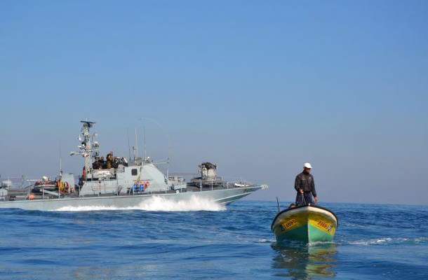 الزوارق الحربية الاسرائيلية استهدفت بنيرانها مراكب الصيادين قبالة غزة