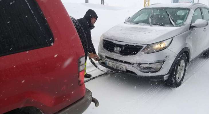 الدفاع المدني انقذ مواطنين علقوا داخل سياراتهم على طريق ضهر البيدر بسبب الجليد