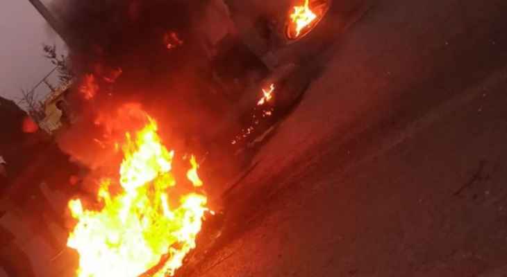 النشرة: أهالي عرب ابو جبل قطعوا الطريق العام عند دوار كسارة - زحلة احتجاجا على قطع الكهرباء