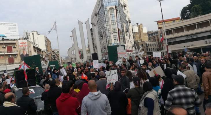 ناشطون في طرابلس يعتصمون في ساحة عبد الحميد كرامي بطرابلس احتجاجا على الفساد