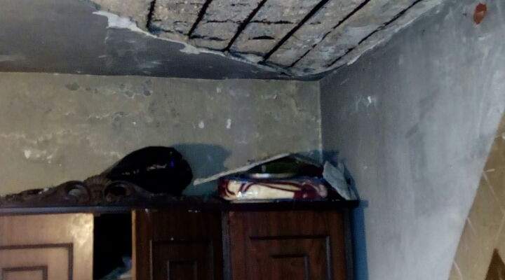 النشرة: انهيار سقف منزل على عائلة في مخيم عين الحلوة واصابة طفل