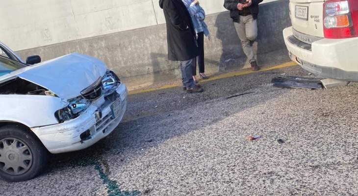 النشرة: تصادم بين 3 سيارات على طريق الفياضية باتجاه بيروت والاضرار مادية