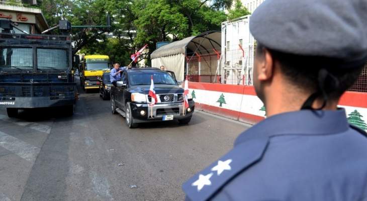 قطع الطريق أمام وزارة الداخلية قبيل وصول مسيرات اتحاد النقل البري