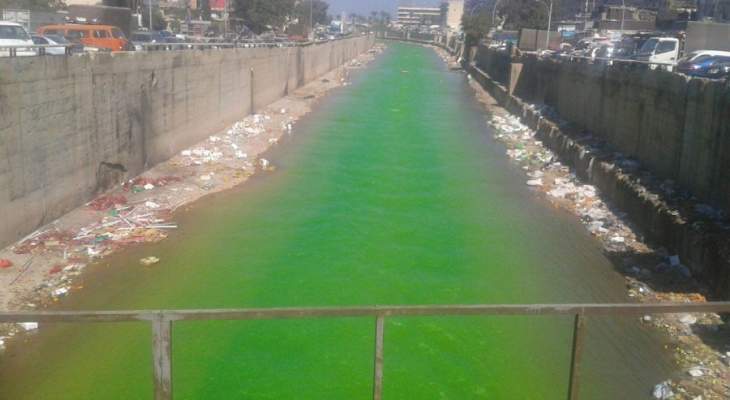  تحول مياه نهر ابو علي الى اللون الاخضر بسبب وضع مادة ملونة غير سامة