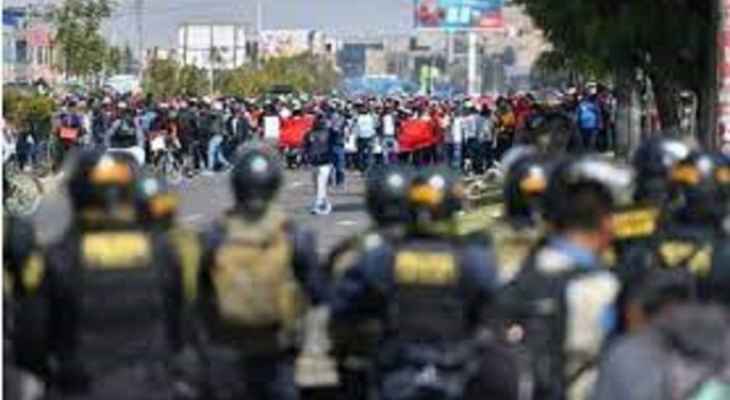 الحكومة البيروفية أمرت بتدخل الجيش لفتح عشرات الطرق أغلقها متظاهرون يطالبون باستقالة الرئيس