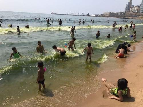 جمعية نحن: شاطئ الرملة البيضاء ملوّث وقد يشكّل خطراً على السباحين 