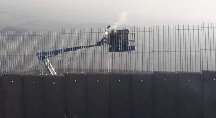 النشرة: استئناف الجيش الاسرائيلي تركيب الاعمدة الحديدة على الجدار العازل