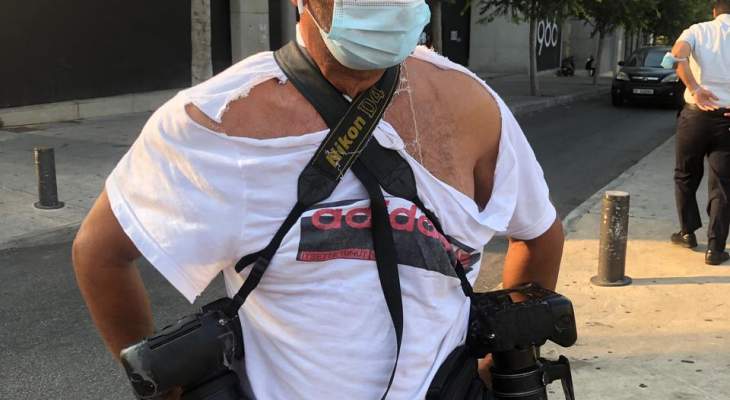 تعرض عدد من الصحافيين والمصورين للإعتداء من قبل عناصر فوج اطفاء بيروت