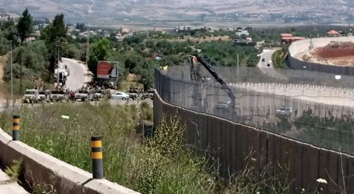 النشرة: الجيش الإسرائيلي يعمل على صيانة وتأهيل كاميرات المراقبة على الجدار العازل