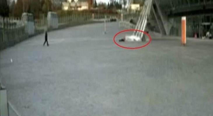 بالفيديو: انهيار واجهة زجاجية على بعد خطوة من سيدة