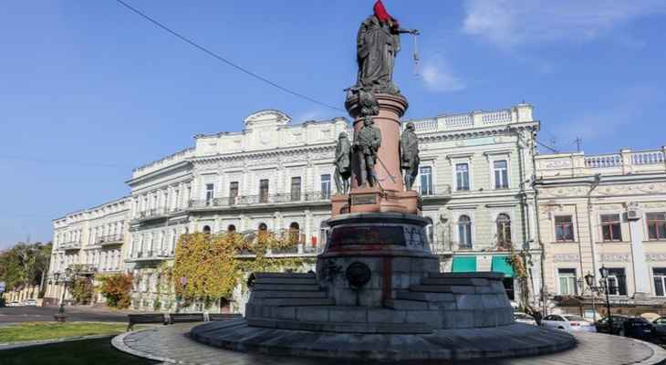 إزالة النصب التذكاري للإمبراطورة الروسية كاثرين الثانية في أوديسا الأوكرانية