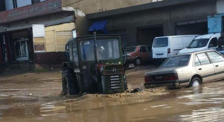 &quot;النشرة&quot;: الامطار الغزيرة تحاصر السيارات في جوار محطة الوراق في عكار